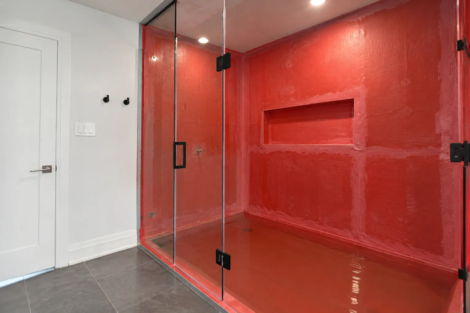 Shower pan flood test over a waterproofing membrane